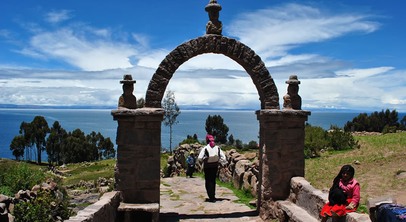 Puno – Chullpas de Sillustani – Uros – Amantani – Taquile – Chucuito – Aramumuro – Tiahuanaco (Bolivia) – Puno – Cusco (5d/4n) / Servicio privado y compartido